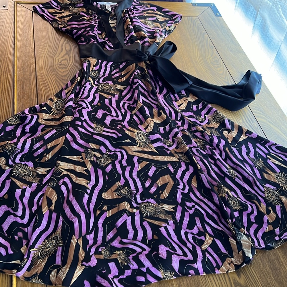 🌟DVF Silk Chiffon Stunning, Unusual Black/Gold/Lavender print Midi Party …